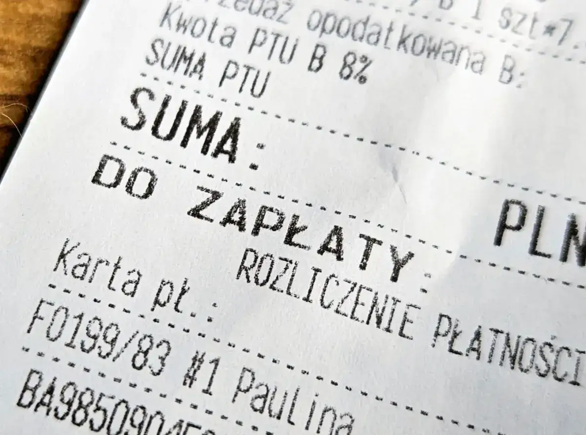 Potwierdzenie sprzedaży: SUMA DO ZAPŁATY PLN. Faktura zawiera dane o kwocie podatku i rozliczeniu płatności kartą.
