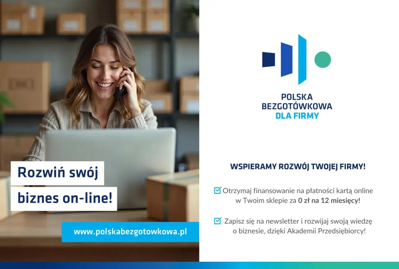 Uśmiechnięta właścicielka małej działalności gospodarczej rozmawia przez telefon, planując rozw&oacute;j online.