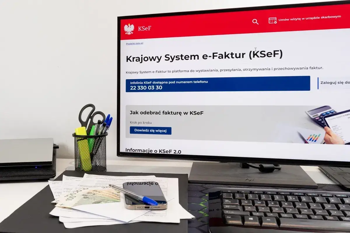 Na ekranie komputera widnieje strona Krajowego Systemu e-Faktur (KSeF). To narzędzie dla każdego, kto jest podatnikiem VAT, ułatwiające zarządzanie fakturami.