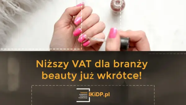 Dłoń z różowymi paznokciami maluje się lakierem. Niższy VAT dla usług kosmetycznych już wkrótce!