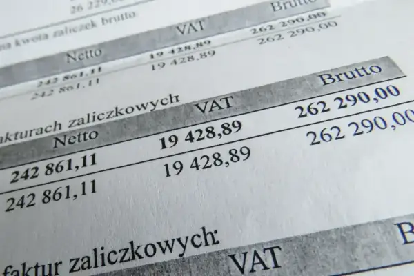Dokument finansowy z kwotami netto, VAT i brutto. Analiza danych może pomóc w określeniu limit zwolnienia z vat 2025.