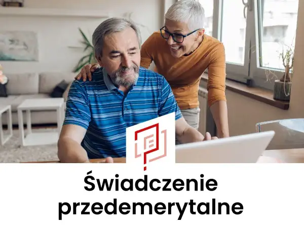 Para szuka informacji o zwolnienie z pracy a zasiłek przedemerytalny. Kobieta wspiera mężczyznę przy komputerze.