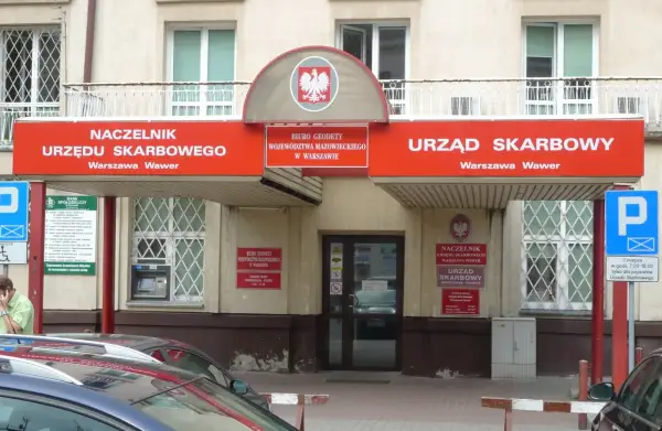Urząd Skarbowy Warszawa Wawer. Znak informuje o godzinach pracy i możliwościach załatwienia spraw, nawet jeśli potrzebny jest czynny żal.