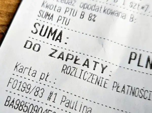 Paragon bez NIP, ale z sumą do zapłaty i rozliczeniem płatności. Koszty widoczne na wydruku.
