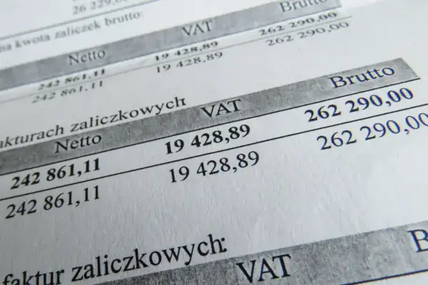 Dokument finansowy z kwotami netto, VAT i brutto. Widać tu kwotę VAT 19 428,89 zł, która stanowi część większej sumy brutto 262 290,00 zł.